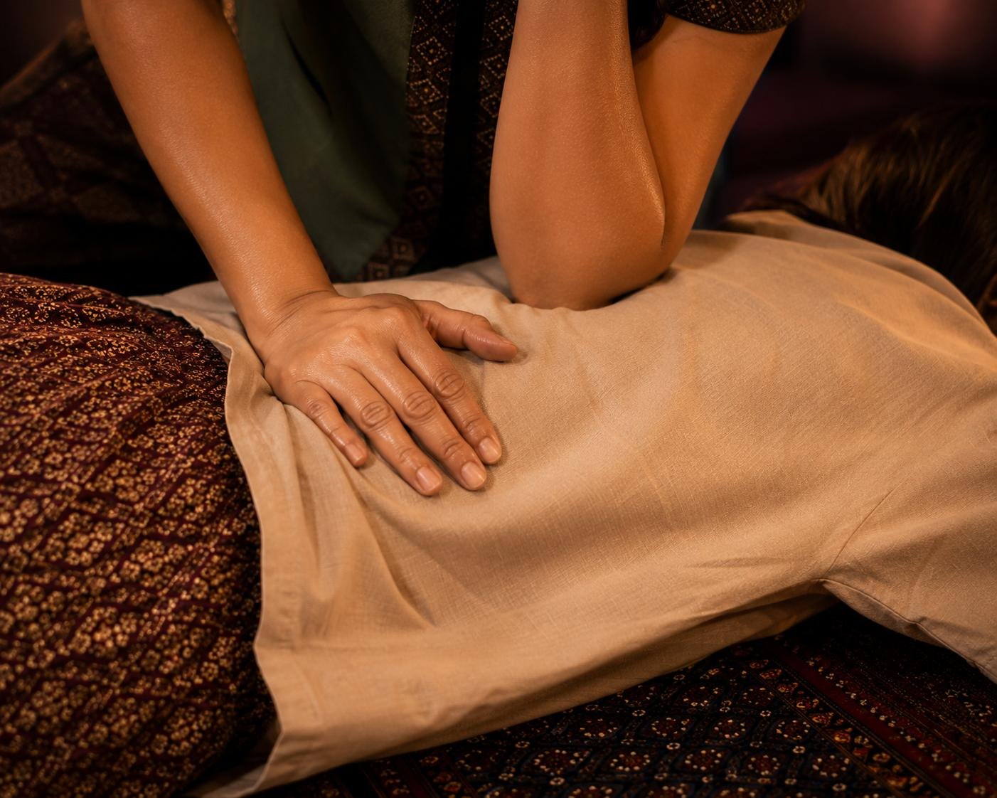 Traditionelle Thai Massage in Kleidung, Arbeit mit Hand und Unterarm
